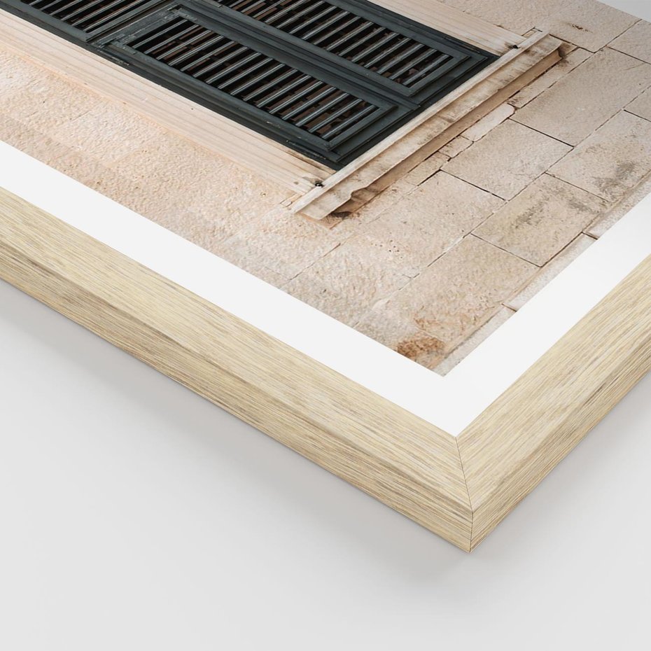 Plakat w ramie 50x70 - Urok Starego Okna z Zielonymi Okiennicami - stare okno, kamienica - rama drewno