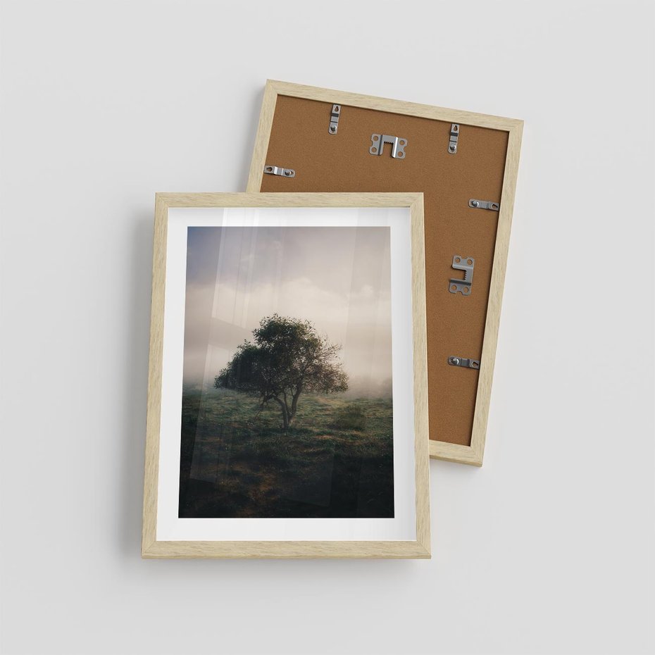 Plakat w ramie 30x40 - Zamglona Prostota - artystyczna fotografia, samotne drzewo na zamglonej łące - rama drewno