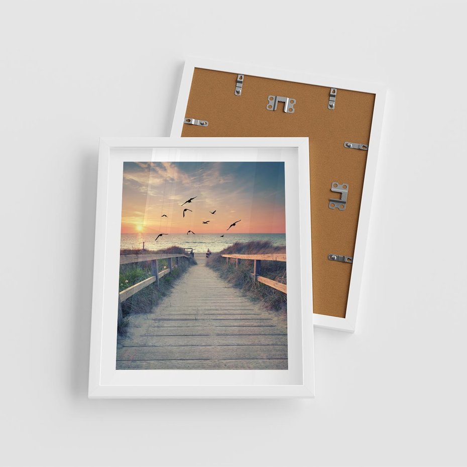 Plakat w ramie 40x50 - Sielanka nad brzegiem - plaża, pomost - rama biała