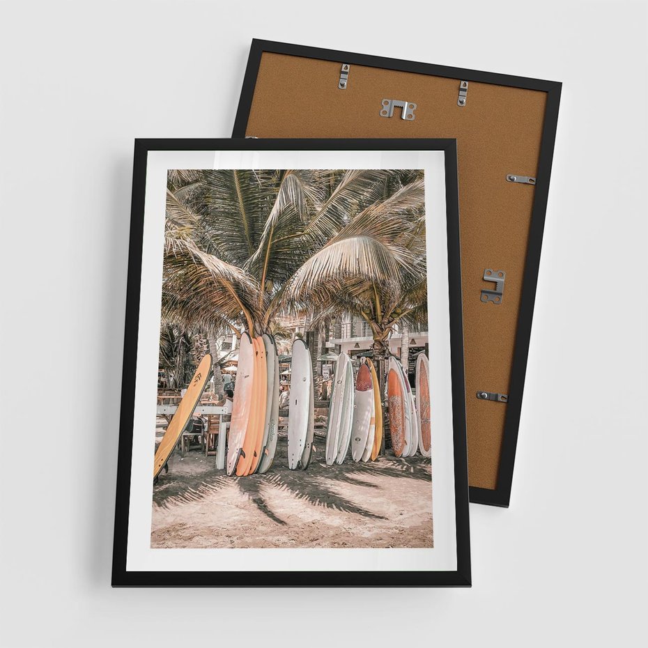 Plakat w ramie 50x70 - Surfingowy Raj - deski surfingowe, na plaży - rama czarna