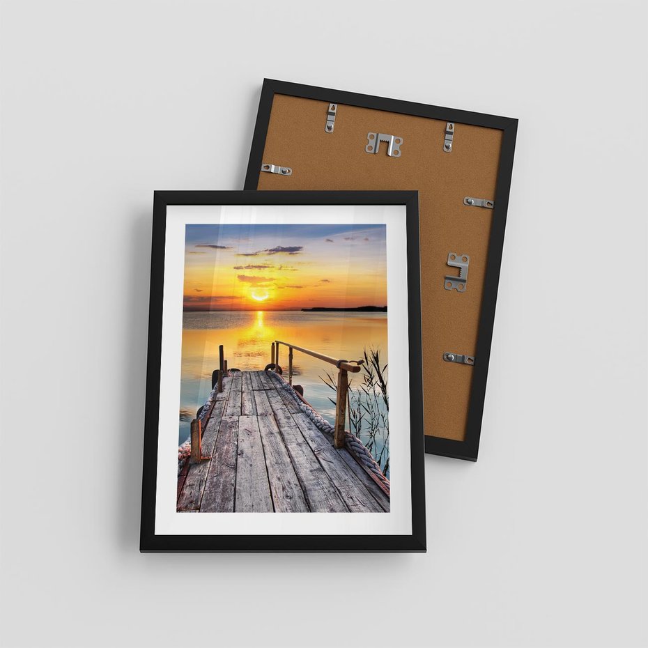 Plakat w ramie 30x40 - Zachód nad jeziorem z pomostem - pomost, jezioro - rama czarna