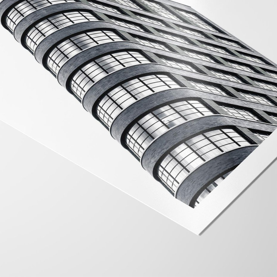 Plakat bez ramy 40x50 - Wieżowiec na Monochromatycznym Obrazie - architektura, wieżowiec