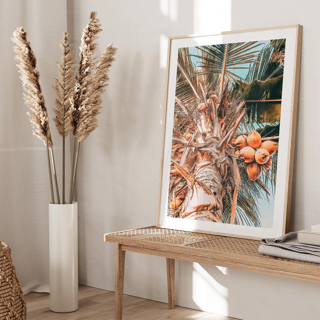 Plakat w ramie 50x70 - Tropikalna Palma: Fotografia z Kokosami - palma kokosowa, kokosy - rama drewno