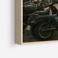 Obraz w ramie 50x70 - Ducha Przygody - motor, uliczka - rama drewno
