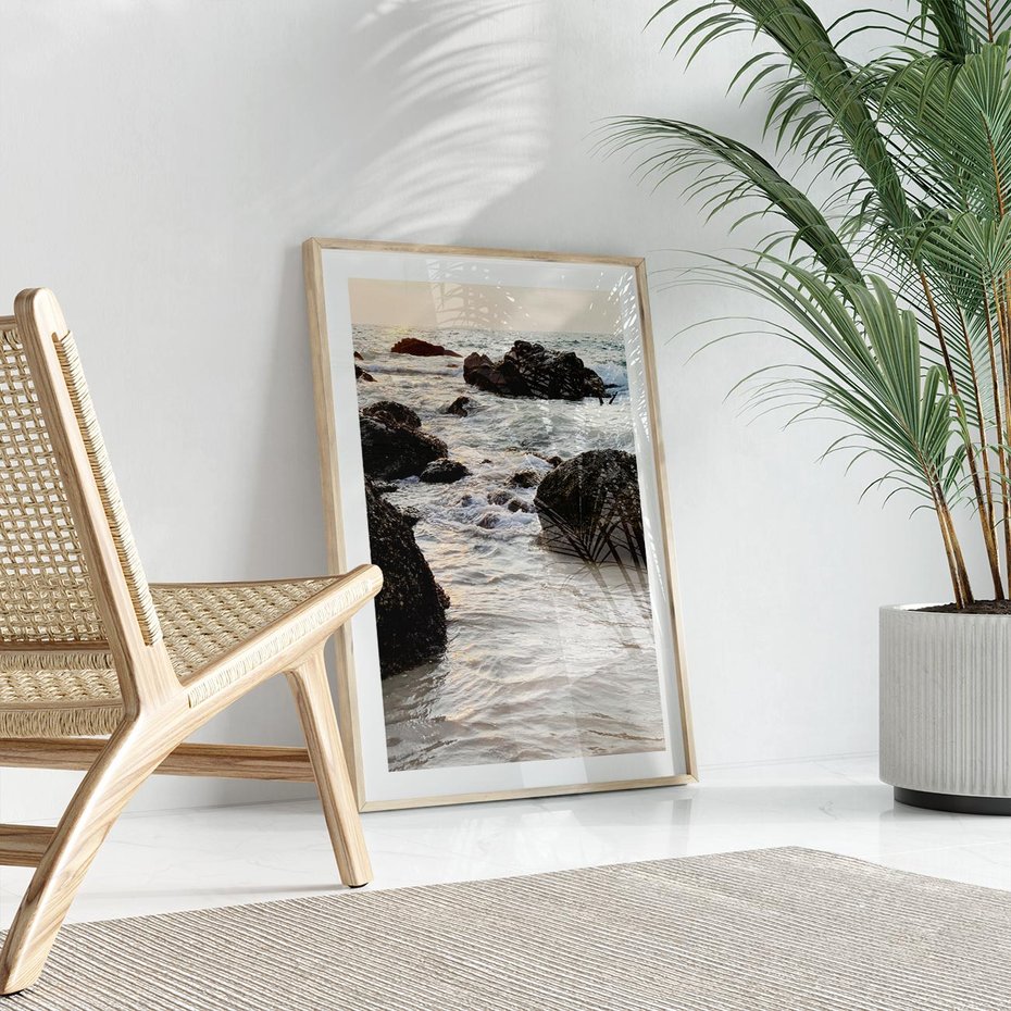 Plakat w ramie 50x70 - Dramatyczna Sceneria: Morze i Skały nad Brzegiem - fale, morze - rama drewno