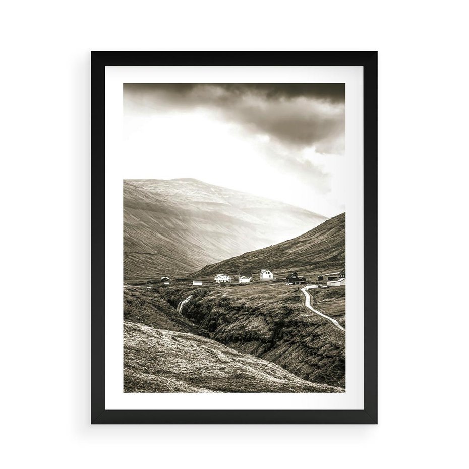 Plakat w ramie 50x70 - Domki w Górach - czarno biała fotografia, górski pejzaż - rama czarna