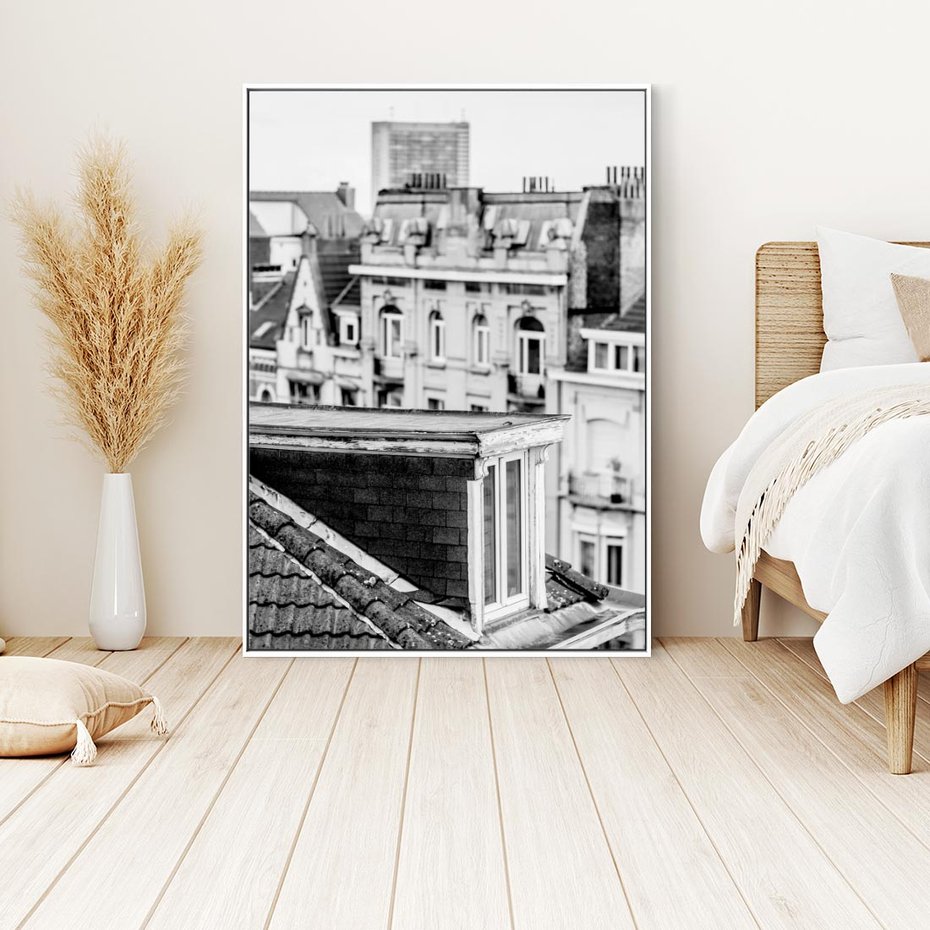 Obraz w ramie 70x100 - Miasto w Retro Odsłonie - fotografia czarno biała, ujęcie na dachy wielkiego miasta - rama biała