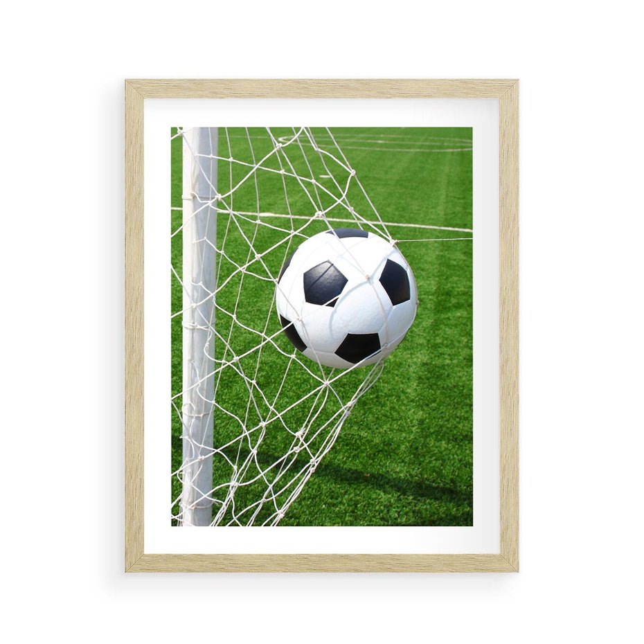 Plakat w ramie 40x50 - Namiętność Piłki i Gola - piłka nożna, gol - rama drewno