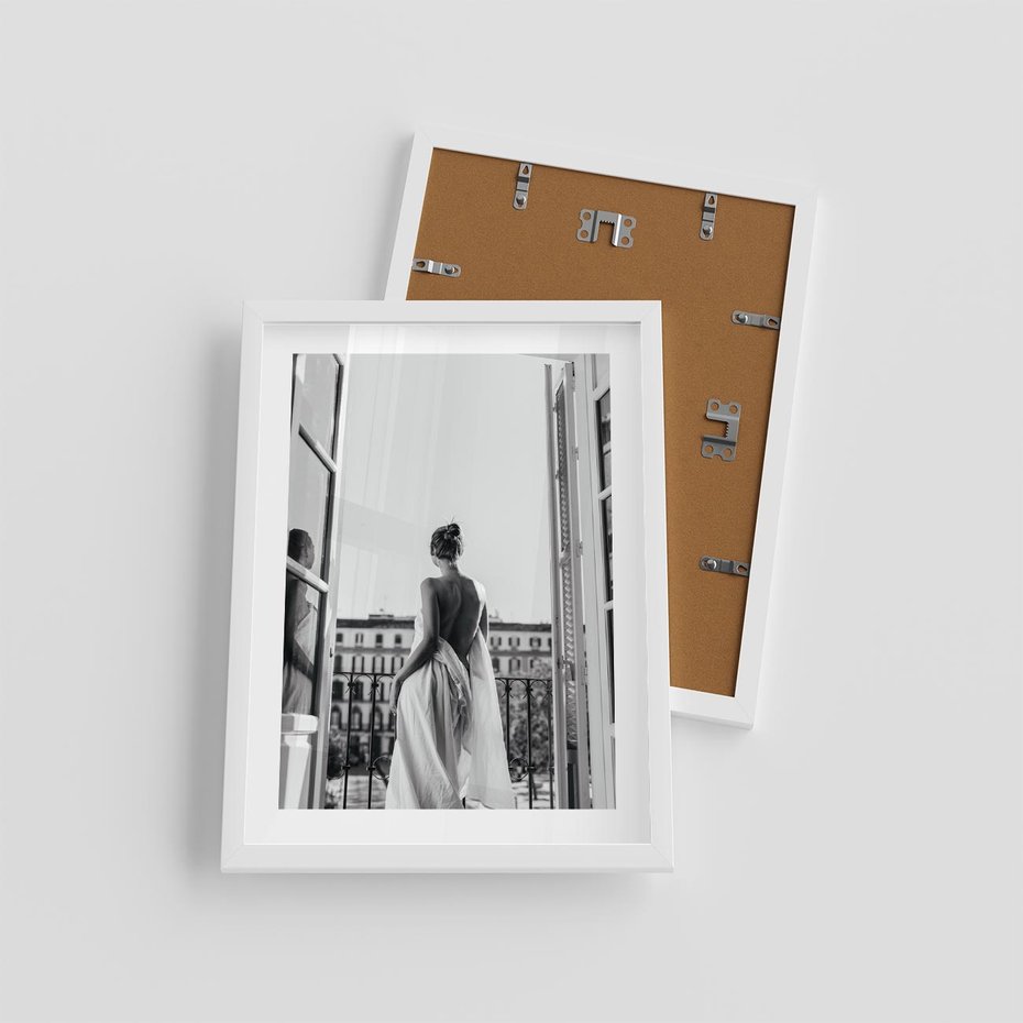 Plakat w ramie 30x40 - Poranki w Paryżu - czarno białe zdjęcie, kobieta w prześcieradle na balkonie - rama biała