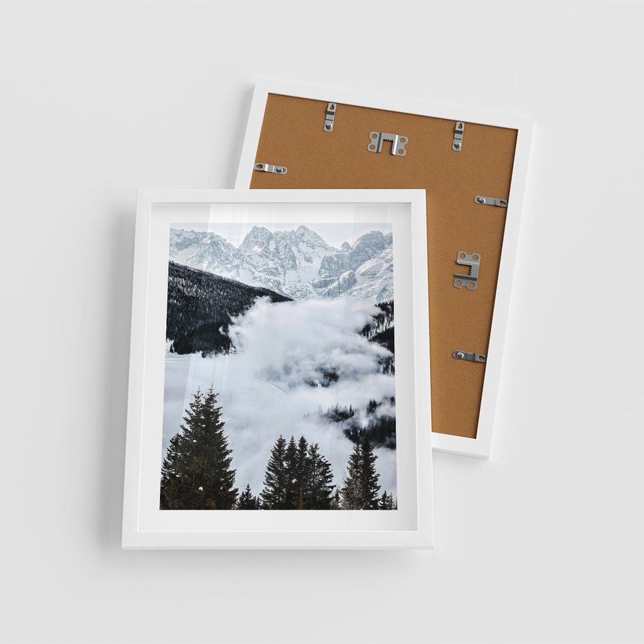 Plakat w ramie 40x50 - Zimowa Magia Gór: Śnieżne Szczyty - grajobraz górski, zima - rama biała