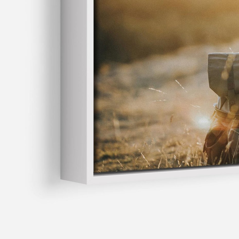 Obraz w ramie 80x80 - Podróżniczy bukiet na łące - plecak, podróż - rama biała