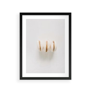 Plakat w ramie 50x70 - Delikatność w Bieli - białe ciateczka. makaroniki, minimalistyczne zdjęcie - rama czarna