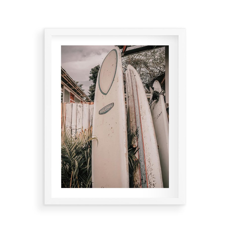 Plakat w ramie 40x50 - Deski Surfingowe czekają na Fale - deski surfingowe, stoją pod płotem - rama biała