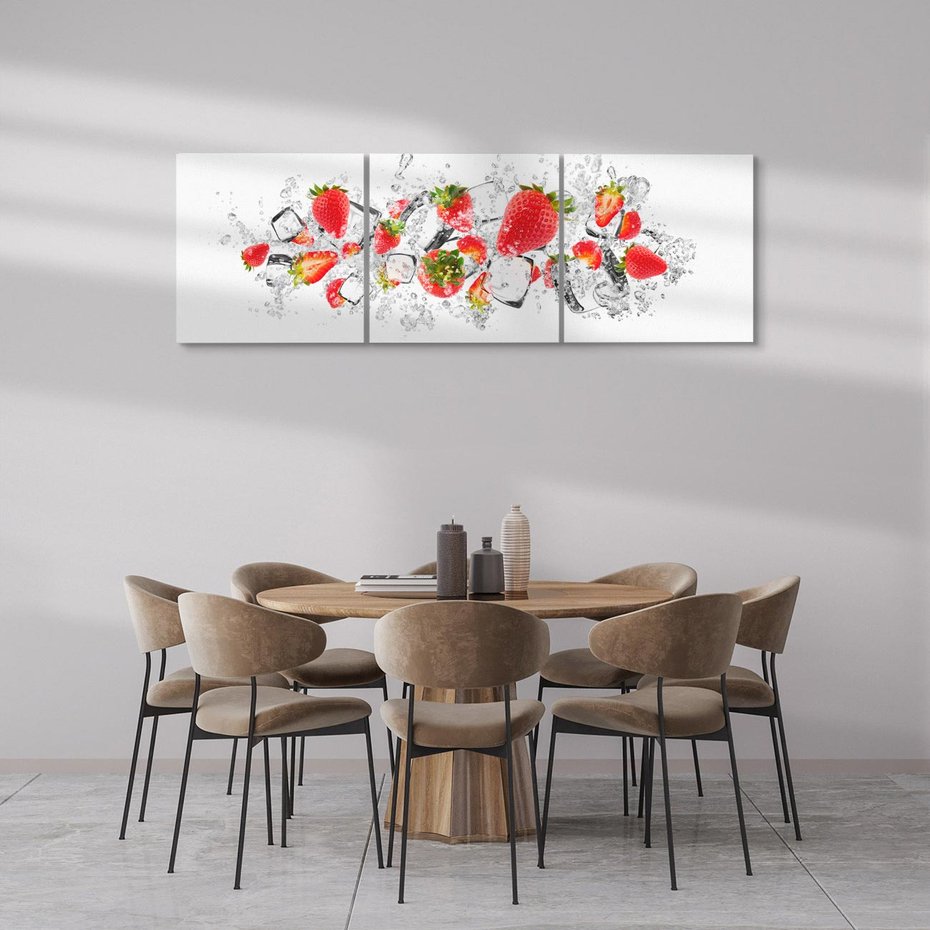 Obraz na płótnie 150x50 - Oaza świeżości: truskawki w wodzie - truskawki, woda