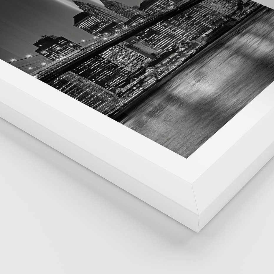 Plakat w ramie 40x50 - Miasto ożywione nocą - miasto, noc - rama biała