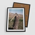 Plakat w ramie 50x70 - Rustykalna Praktyczność: Fotografia Siekiery - rustykalna fotografia, siekiera wbita w pieniek - rama czarna