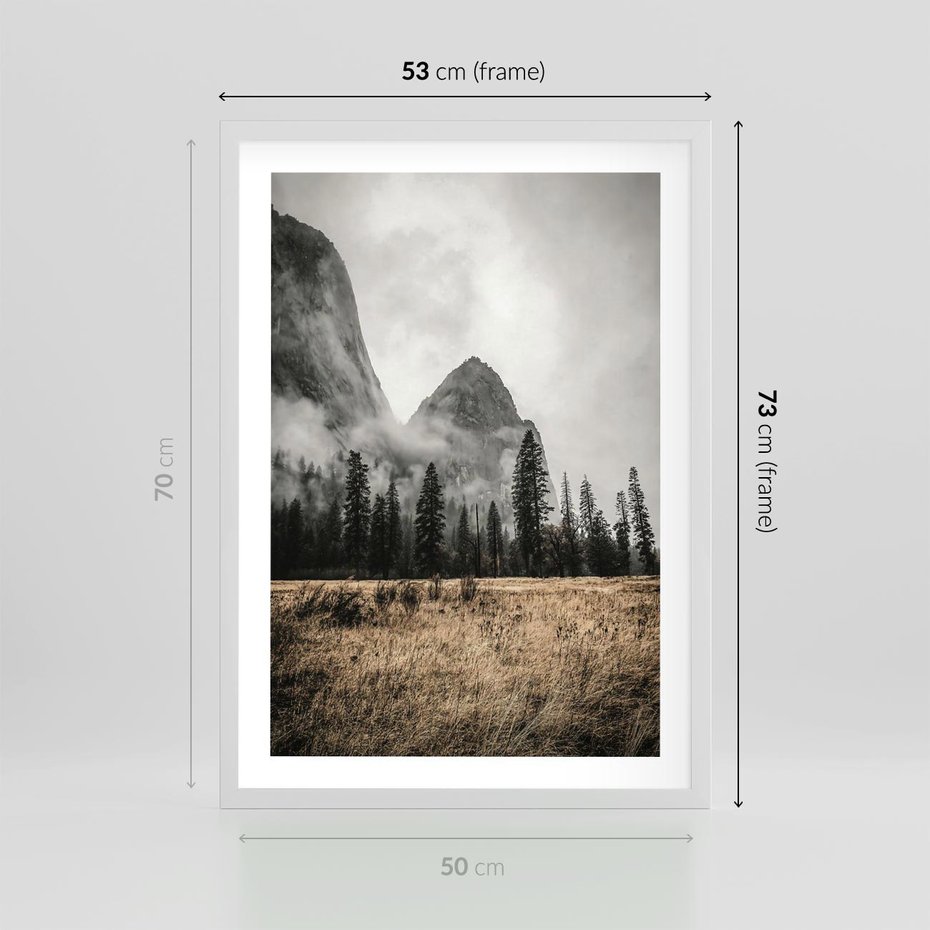 Plakat w ramie 50x70 - Mglisty Pejzaż Górski: Urok Niewidzialnośc - góry, krajobraz - rama biała