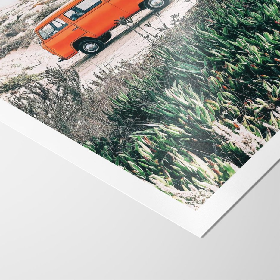 Plakat bez ramy 30x40 - Podróże po Pustyni - stary samochód van, pomarańczowy