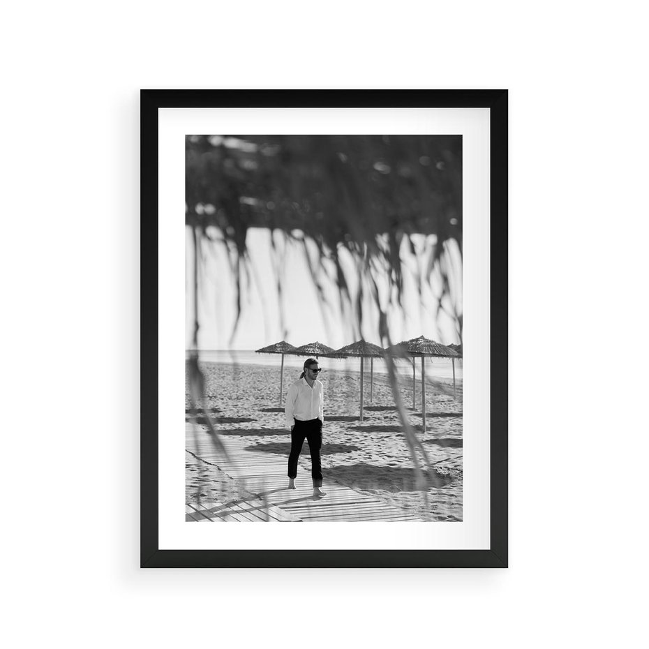 Plakat w ramie 30x40 - Wakacyjny Spacer - czarno białe zdjecie, plaża - rama czarna