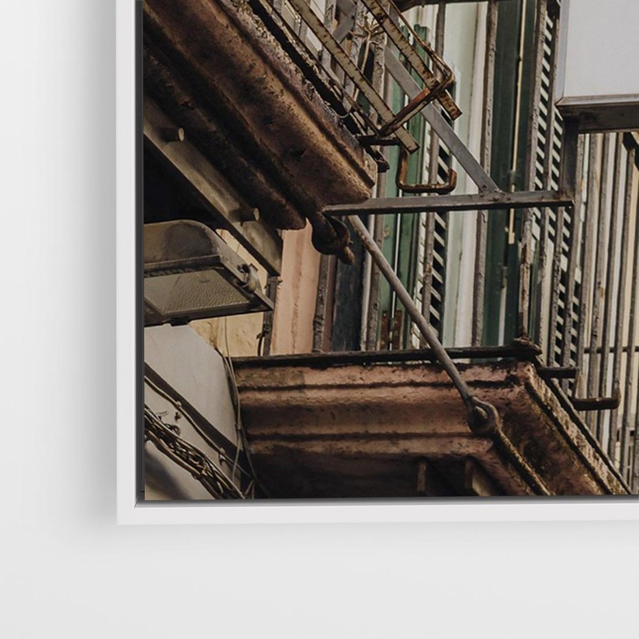 Obraz w ramie 120x80 - Magiczne Spacery - hotel, uliczka - rama biała