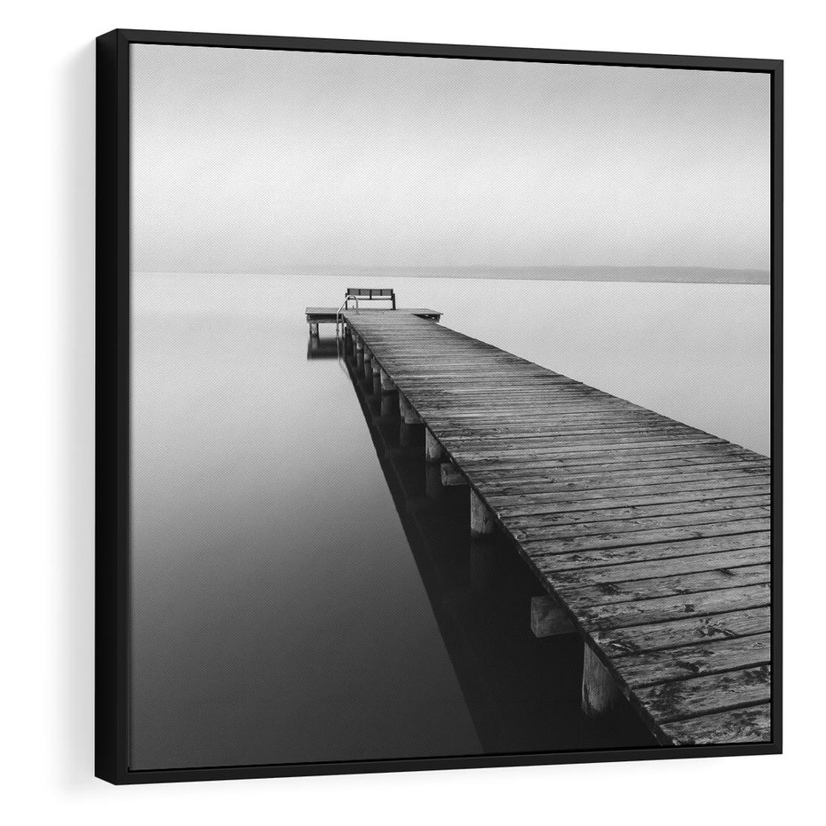 Obraz w ramie 50x50 - Mglista Perspektywa - czarno biała fotografia, drewniany pomost na jeziorze - rama czarna