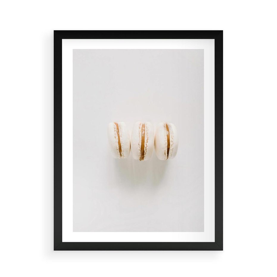 Plakat w ramie 50x70 - Delikatność w Bieli - białe ciateczka. makaroniki, minimalistyczne zdjęcie - rama czarna