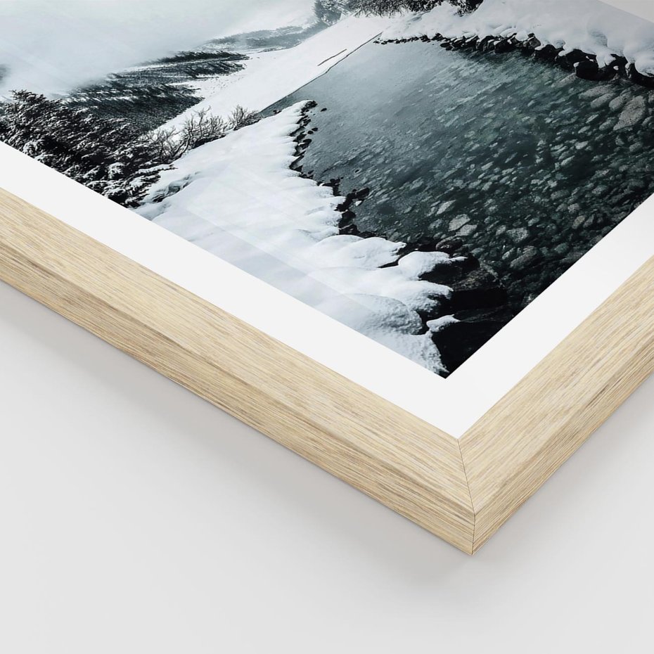 Plakat w ramie 50x70 - Zimowa Przyroda: Rzeka, Góry i Śnieg - zima, rzeka - rama drewno