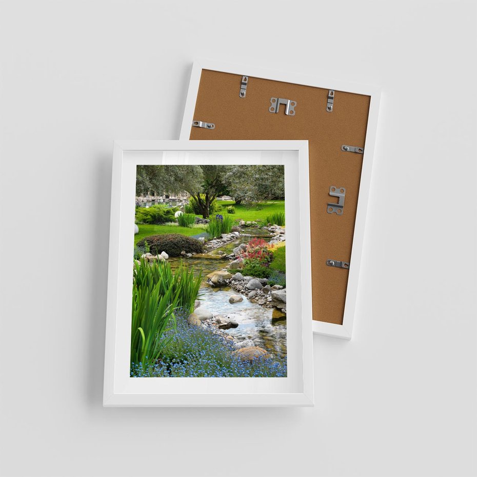 Plakat w ramie 30x40 - Ogródowy Strumyk - strumyk, ogród - rama biała