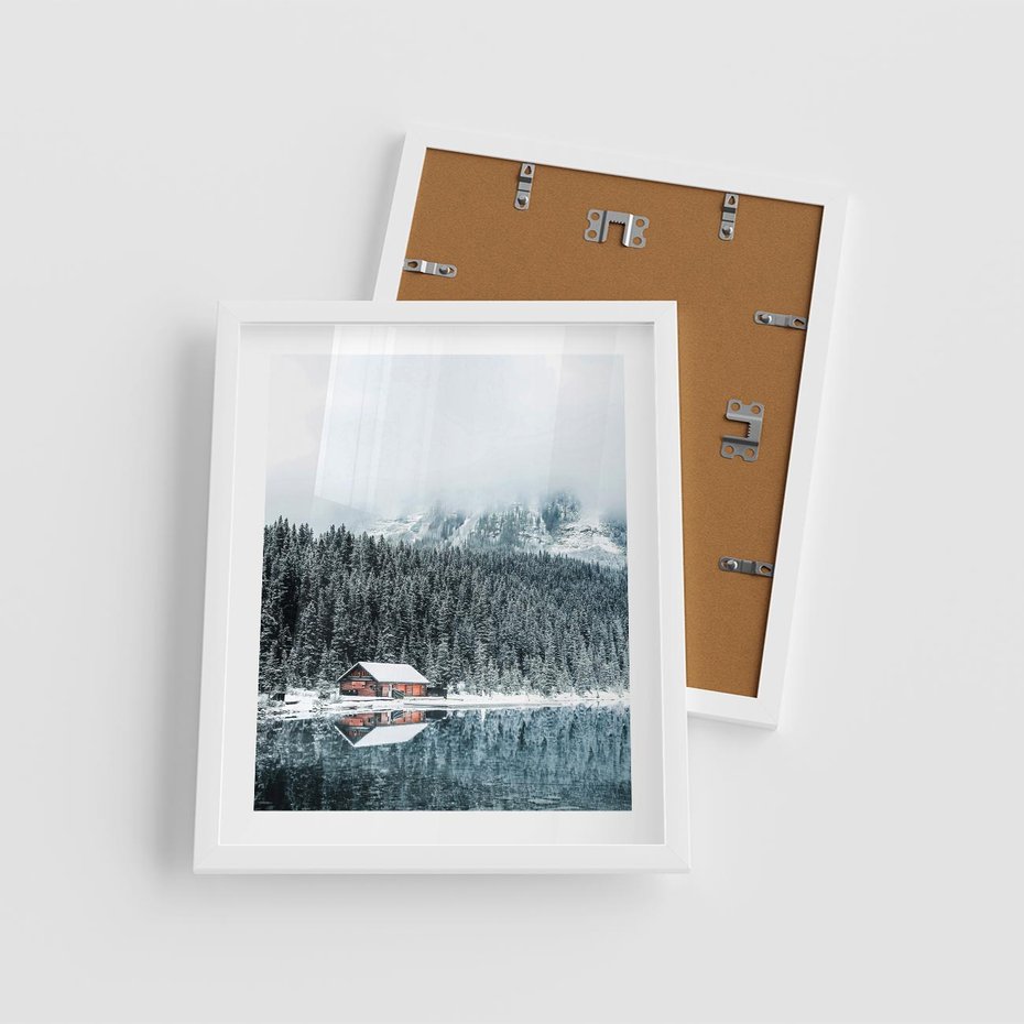 Plakat w ramie 40x50 - Biały Domek - domek w górach, zima - rama biała