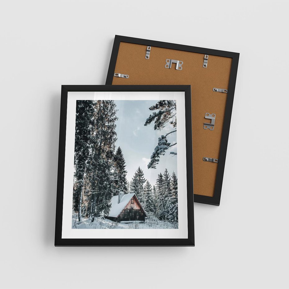 Plakat w ramie 40x50 - Górska Uroda Zimą: Dom w Śniegu - domek w górach, zima - rama czarna