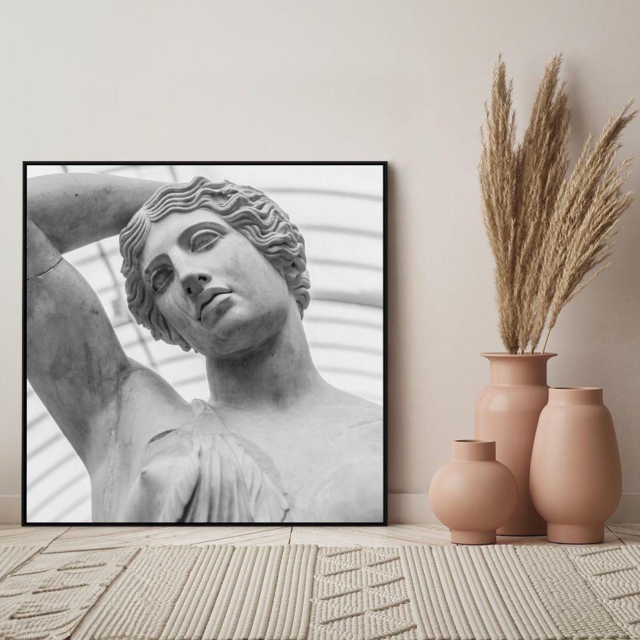 Obraz w ramie 50x50 - Zaklęta w Kamieniu - antyczna rzeźba kobiety na fotografii, czarno biała - rama czarna