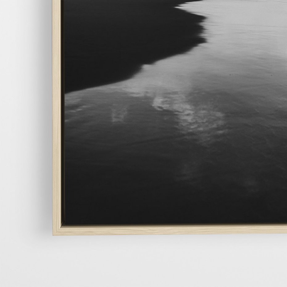 Obraz w ramie 80x120 - Nadmorska Melodia - czarno białe zdjęcie, plaża - rama drewno