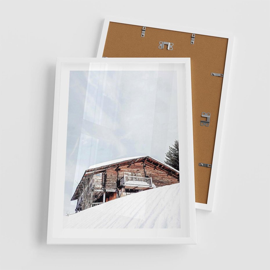 Plakat w ramie 50x70 - Spokój Górskiej Zimy - chatka w górach, domek górski - rama biała