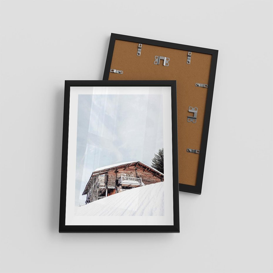 Plakat w ramie 30x40 - Spokój Górskiej Zimy - chatka w górach, domek górski - rama czarna