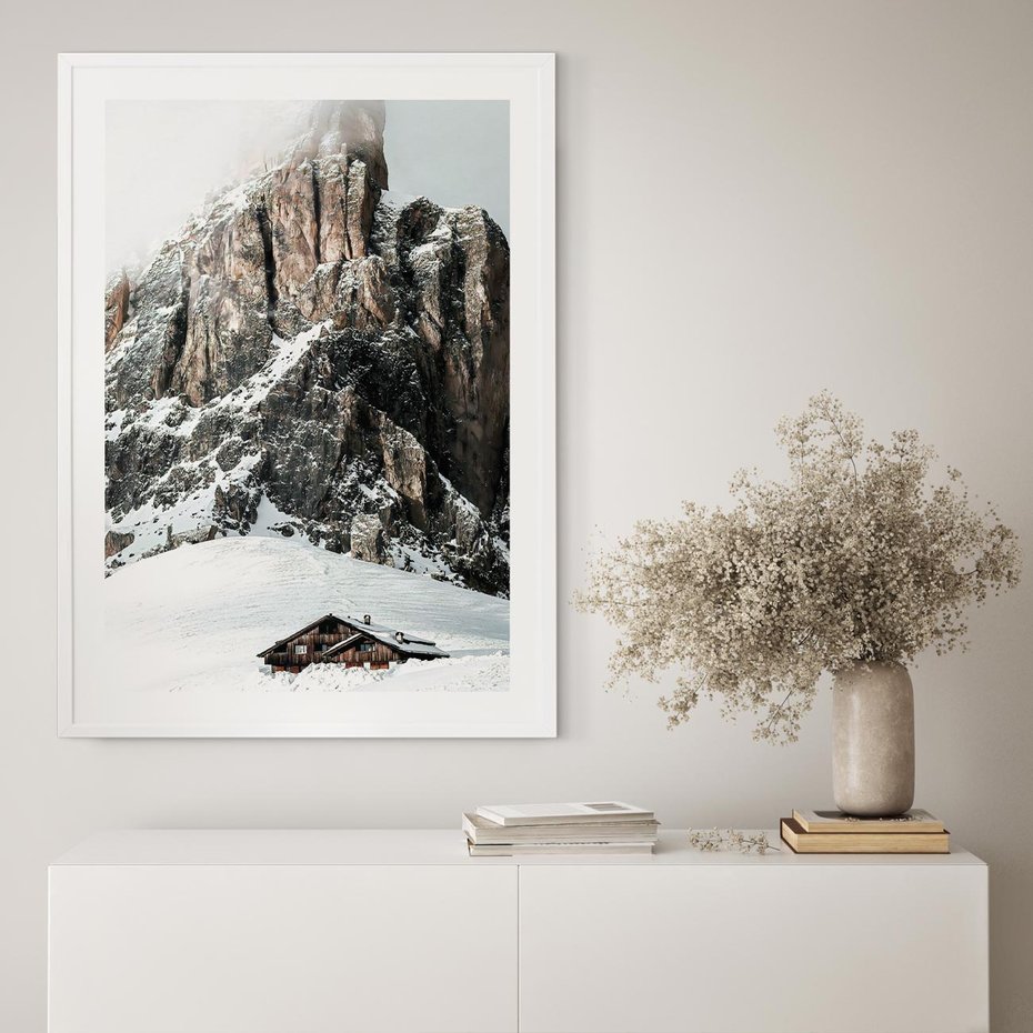 Plakat w ramie 30x40 - Górski Raj z Chatką - górskie szczyty, ośnieżone góry - rama biała