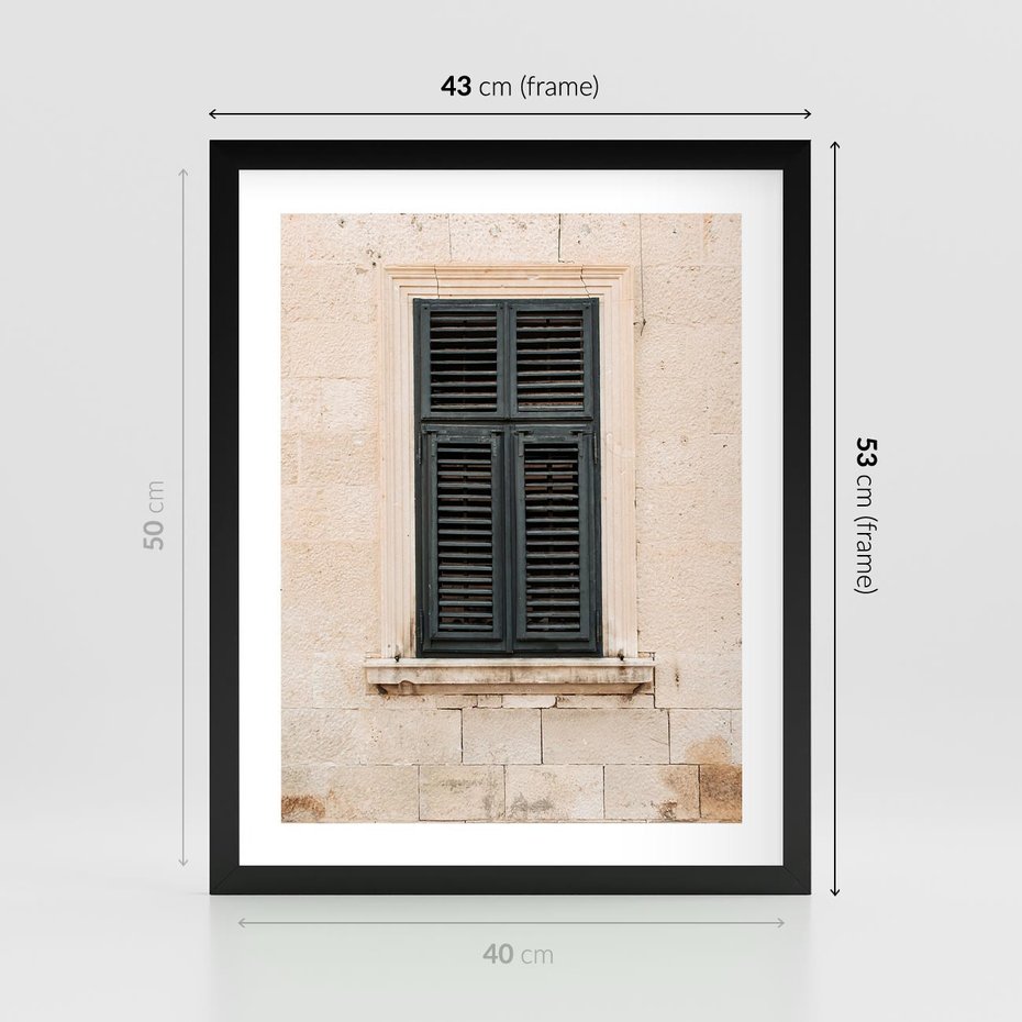 Plakat w ramie 40x50 - Urok Starego Okna z Zielonymi Okiennicami - stare okno, kamienica - rama czarna