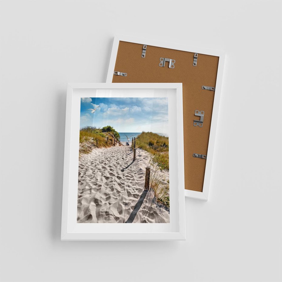 Plakat w ramie 30x40 - Mewy nad Morzem - plaża, mewy - rama biała