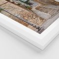 Plakat w ramie 50x70 - Klimatyczna Uliczka w Grecji - uliczka, Grecja - rama biała