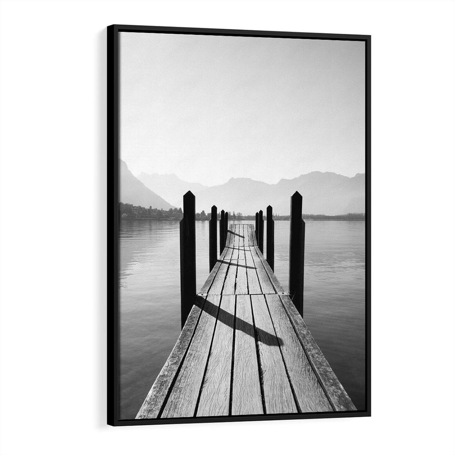 Obraz w ramie 50x70 - Spokojna Przystań - czarno biała fotografia, drewniany pomost na jeziorze - rama czarna