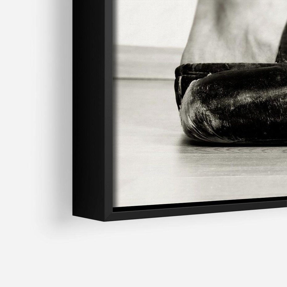 Obraz w ramie 100x70 - W Monochromatycznych Nutach - fotografia, czarno biała - rama czarna
