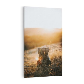 Obraz na płótnie 50x70 - Podróżniczy bukiet na łące - plecak, podróż