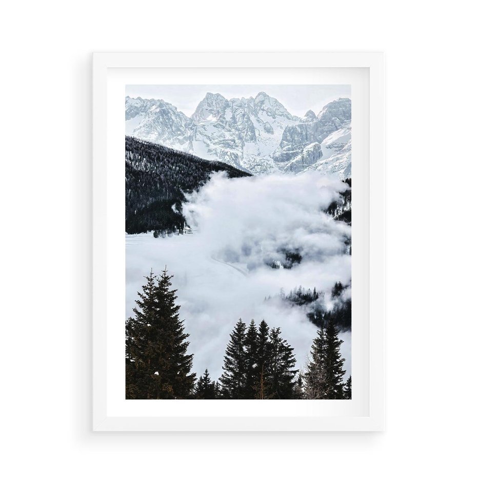 Plakat w ramie 50x70 - Zimowa Magia Gór: Śnieżne Szczyty - grajobraz górski, zima - rama biała