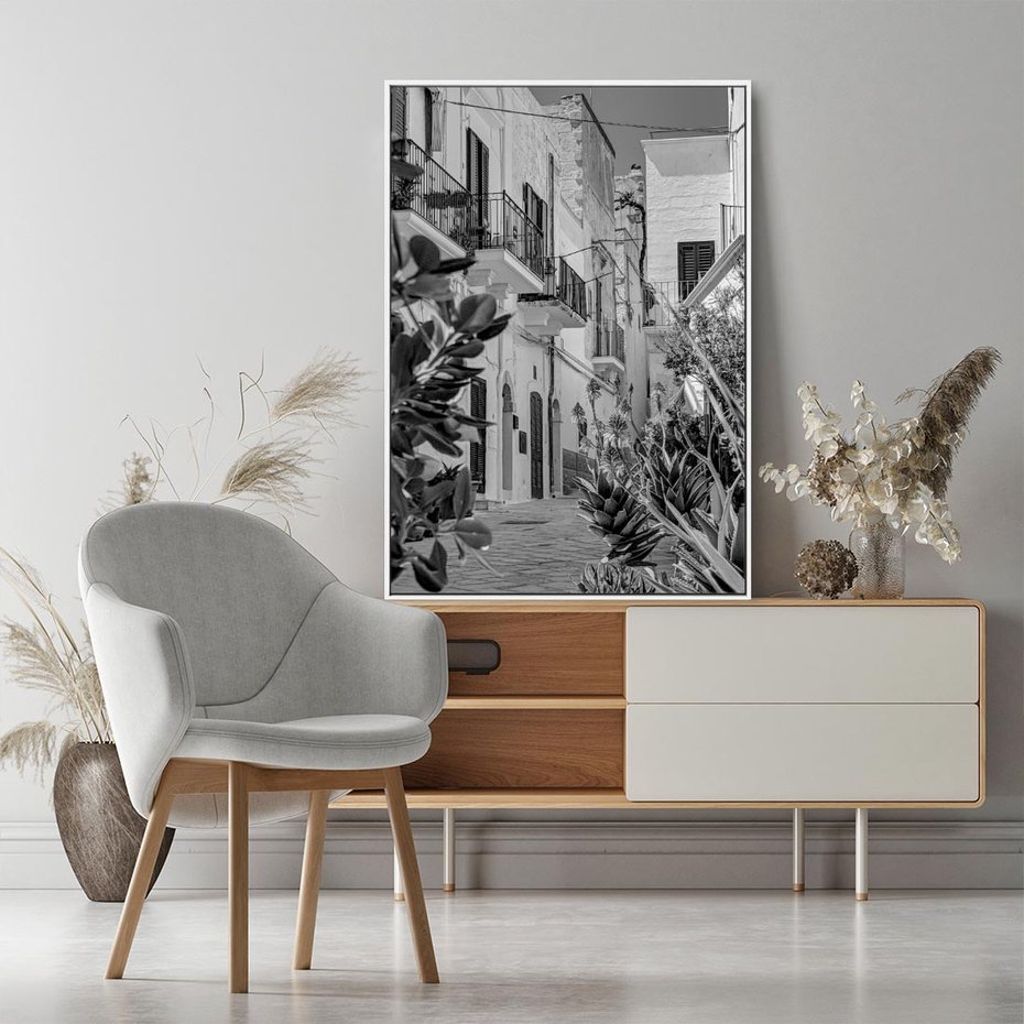 Obraz w ramie 70x100 - Nadmorska Uliczka - czarno białe zdjecie, uliczka w nadmorskim mieście - rama biała