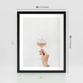 Plakat w ramie 40x50 - Kobieca Dłoń i Różowe Wino - kieliszek różowego wina, kobieca dłoń - rama czarna