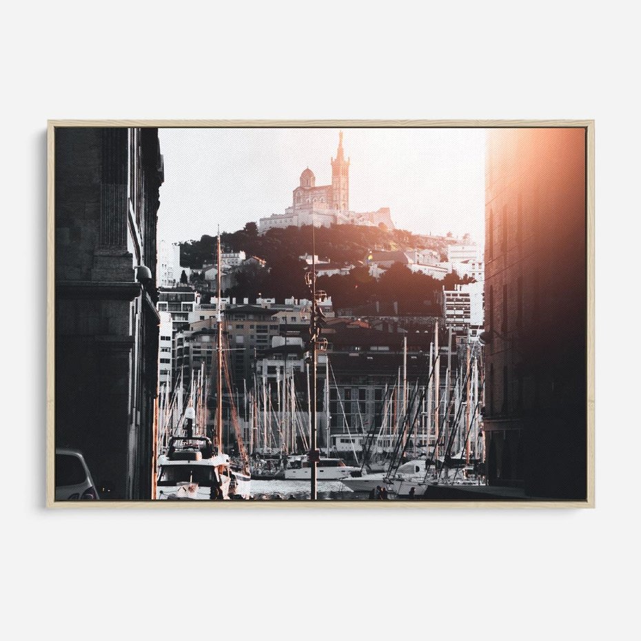 Obraz w ramie 100x70 - Światło Portowe - czarno białe zdjecie, uliczka w nadmorskim mieście - rama drewno