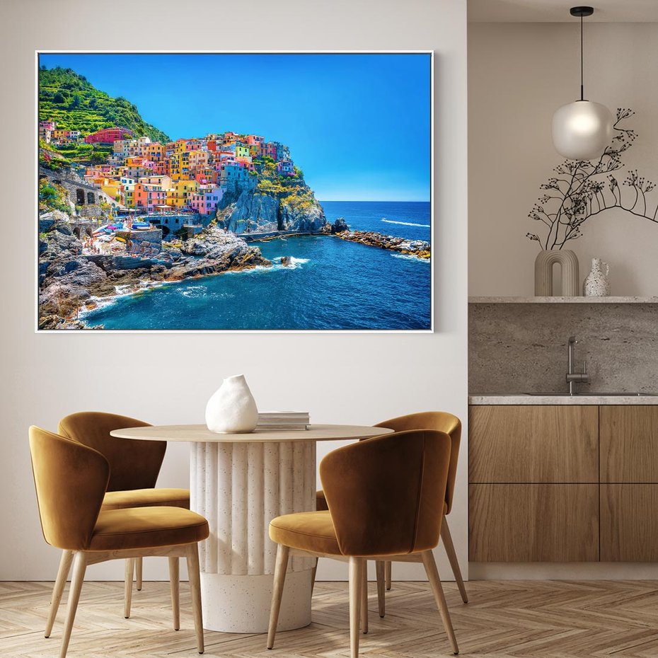 Obraz w ramie 100x70 - Barwne Wybrzeże - nadmorskie miasto na klifie, kolorowe tęczowe budynki - rama biała