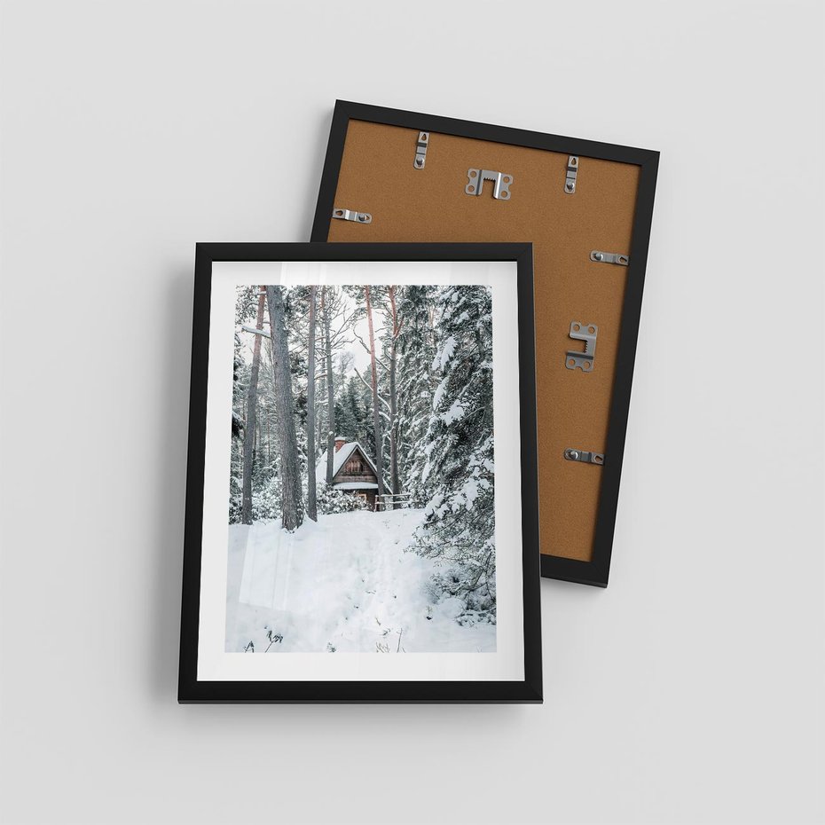 Plakat w ramie 30x40 - Spokój Zimowej Przygody w Lesie - domek w górach w lesie, zima - rama czarna