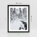 Plakat w ramie 40x50 - Spokój Zimowego Lasu w Górach - zima w lesie, w górach - rama czarna