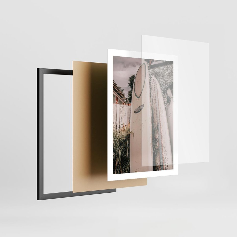 Plakat w ramie 50x70 - Deski Surfingowe czekają na Fale - deski surfingowe, stoją pod płotem - rama czarna