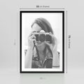 Plakat w ramie 50x70 - Zrób mi Zdjęcie - fotografia, kobieta z aparatem - rama czarna